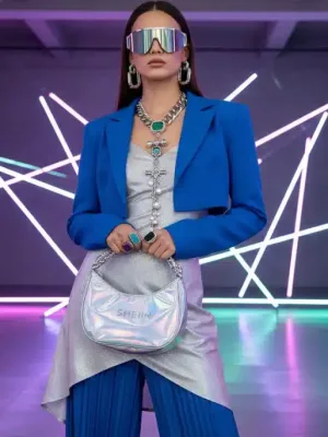 Mujer luciendo un conjunto moderno con accesorios Shein de 2026, destacando joyas llamativas y un bolso elegante.