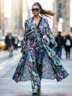 Mujer luciendo un vestido con estampado floral vibrante, tendencia Shein 2026.