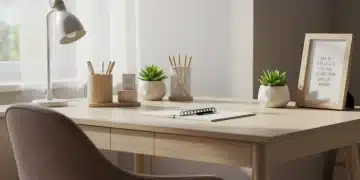 Shein Decor: 7 Itens para Transformar seu Lar em 2025 (Menos de R$100) Detalhes de um escritório doméstico elegante com acessórios Shein, incluindo porta-canetas e planta suculenta.