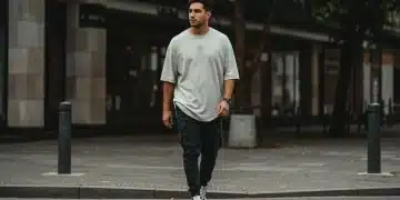 Shein Masculina: 3 Looks Versáteis para o Dia a Dia Homem jovem e estiloso usando um look casual e moderno da Shein, caminhando em uma rua urbana durante o dia.