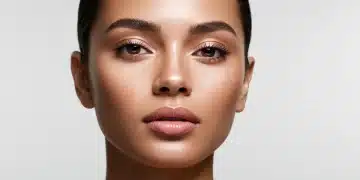 Mulher com maquiagem radiante e pele iluminada, refletindo as tendências de beleza da Shein para 2025.