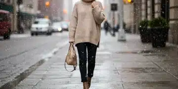 Shein Inverno 2025: Melhores Tecidos para Conforto e Estilo Mulher vestindo um suéter de tricô oversized de cor neutra, ideal para o inverno, com calças escuras e botas, em um cenário urbano.