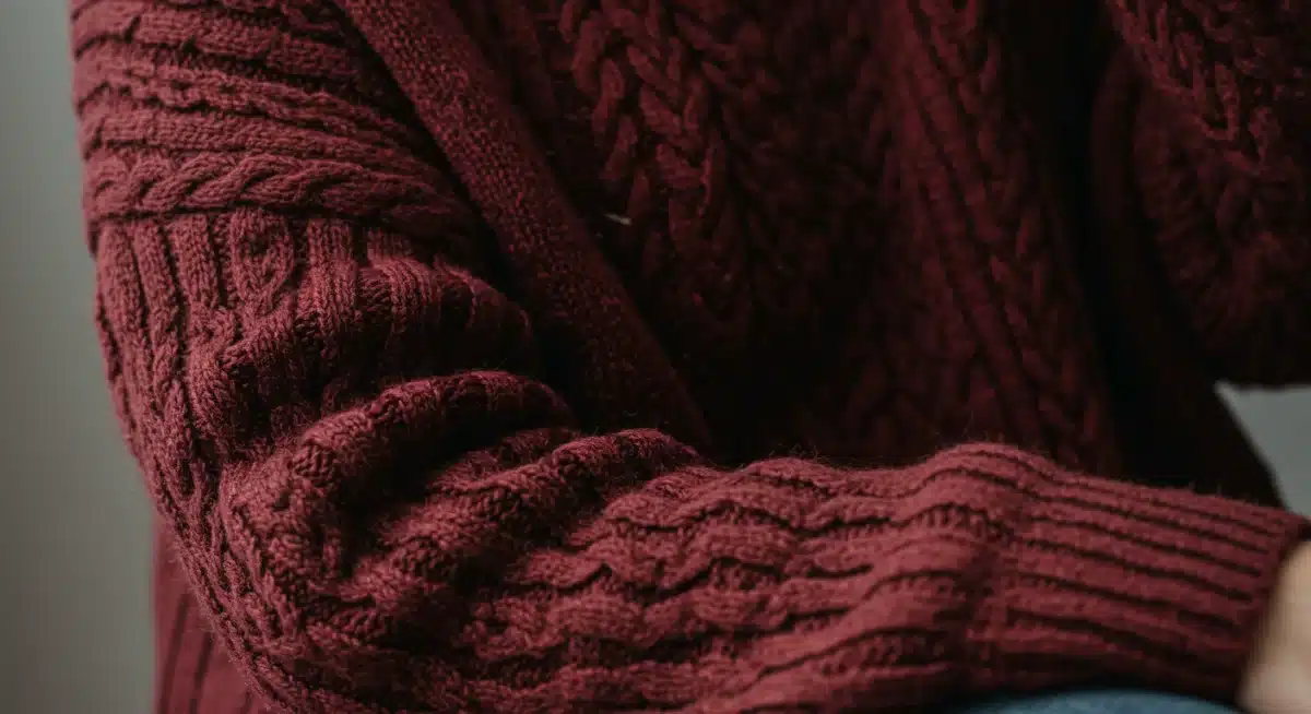 Detalhe de um suéter de tricô oversized e aconchegante, ideal para o inverno da Shein.