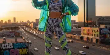 Mulher vestindo moda esportiva Shein 2026, em um cenário urbano moderno.