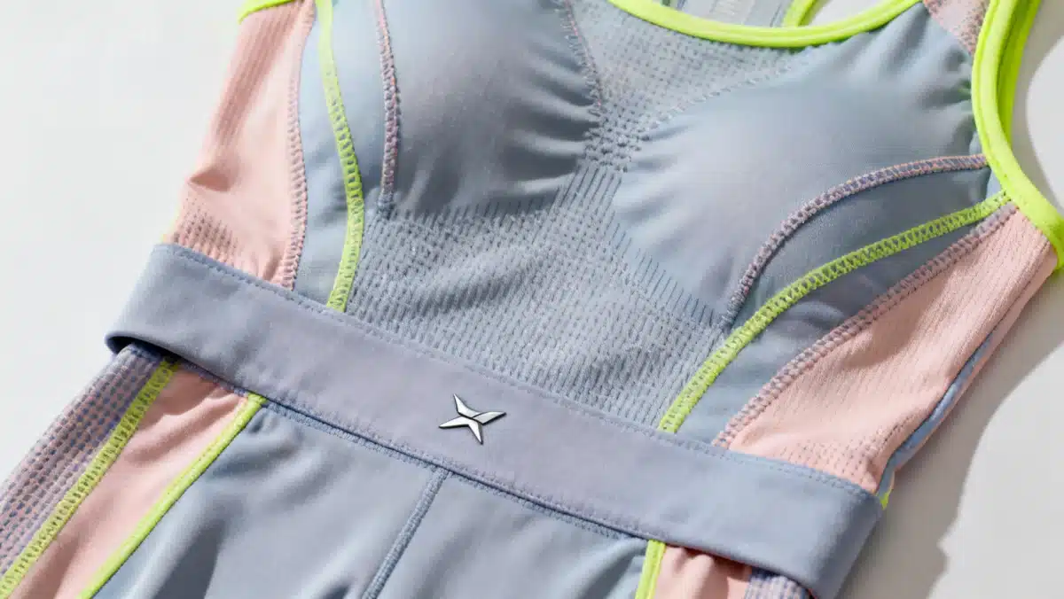 Detalhe de tecido e costura de conjunto fitness Shein 2026, destacando tecnologia e design ergonômico.