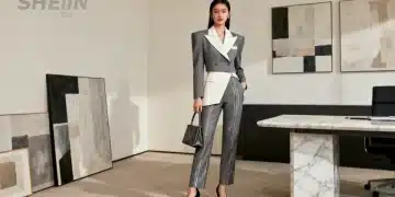 Profissional moderna com blazer estruturado e calça de alfaiataria Shein em ambiente de escritório.