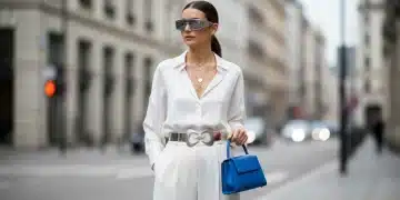 Mulher com cinto metálico, colar delicado e minibolsa colorida, destacando as tendências de acessórios Shein 2026.