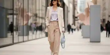 Mulher estilosa exibindo tendências Shein 2026 com blazer e calça wide leg em cenário urbano.
