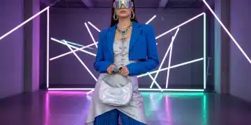 Mujer luciendo un conjunto moderno con accesorios Shein de 2026, destacando joyas llamativas y un bolso elegante.