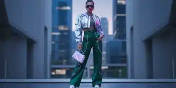 Mujer joven con estilo vanguardista, luciendo un atuendo Shein que combina elementos futuristas y tendencias actuales para 2026.