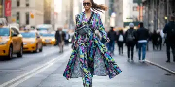 Estampados Shein 2026: 4 Patrones Imprescindibles Mujer luciendo un vestido con estampado floral vibrante, tendencia Shein 2026.