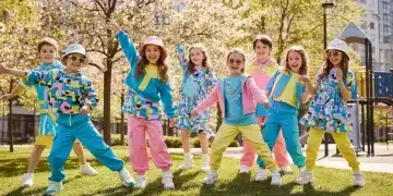 Niños sonrientes y a la moda luciendo las últimas tendencias de Shein Kids para 2026 en un entorno alegre y colorido.
